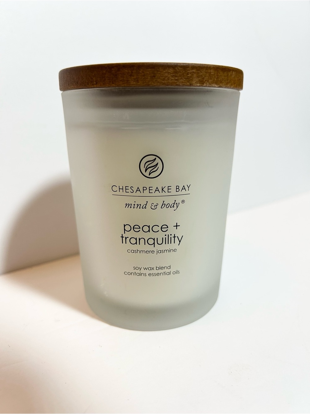 Chesapeake Bay Cashmere Jasmine Scented Candle in Frosted White Wood Lid 8.8 OZ - Picture 2 of 4